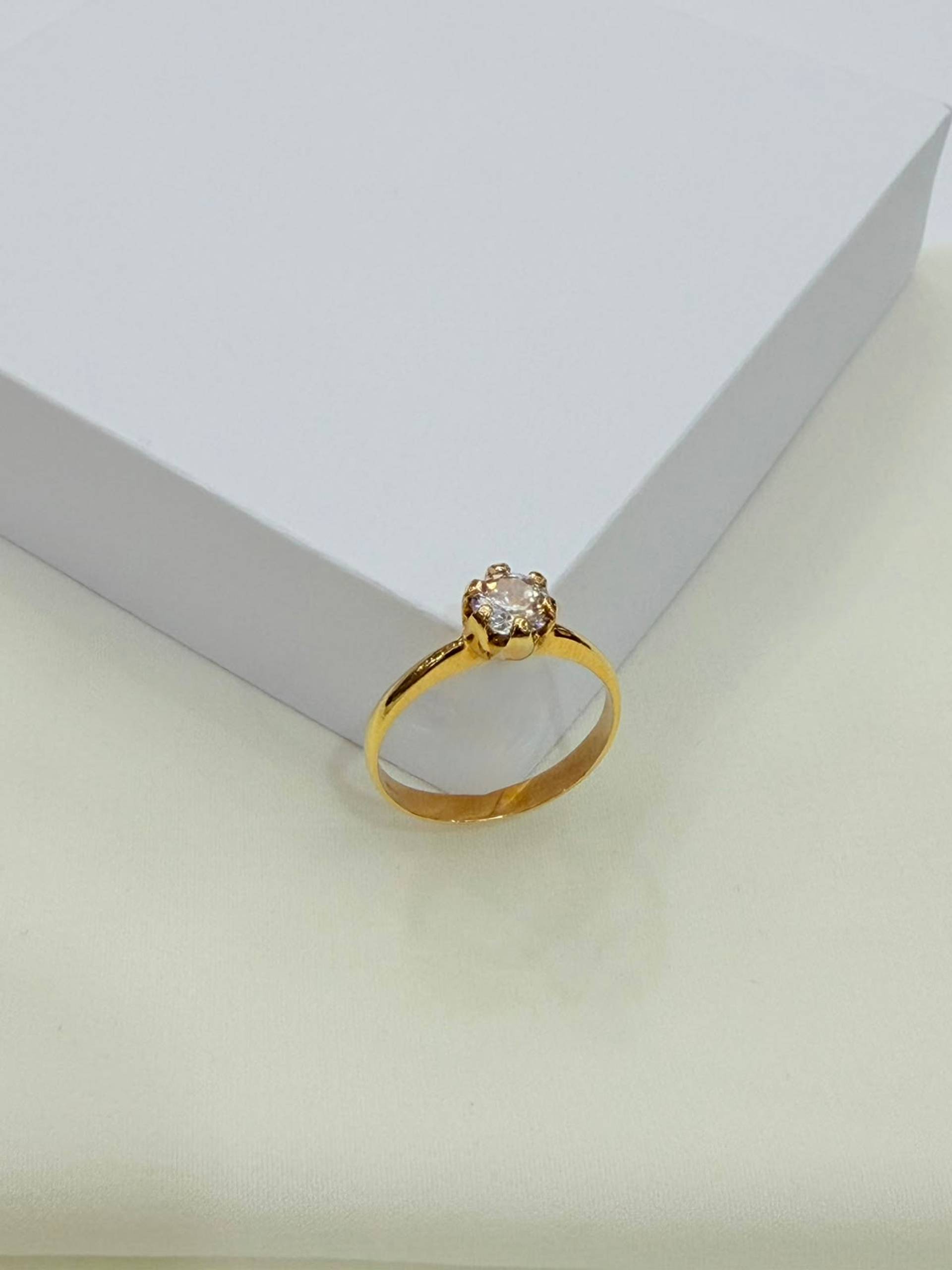 Anillo solitario de oro 18K con engarse tipo corona