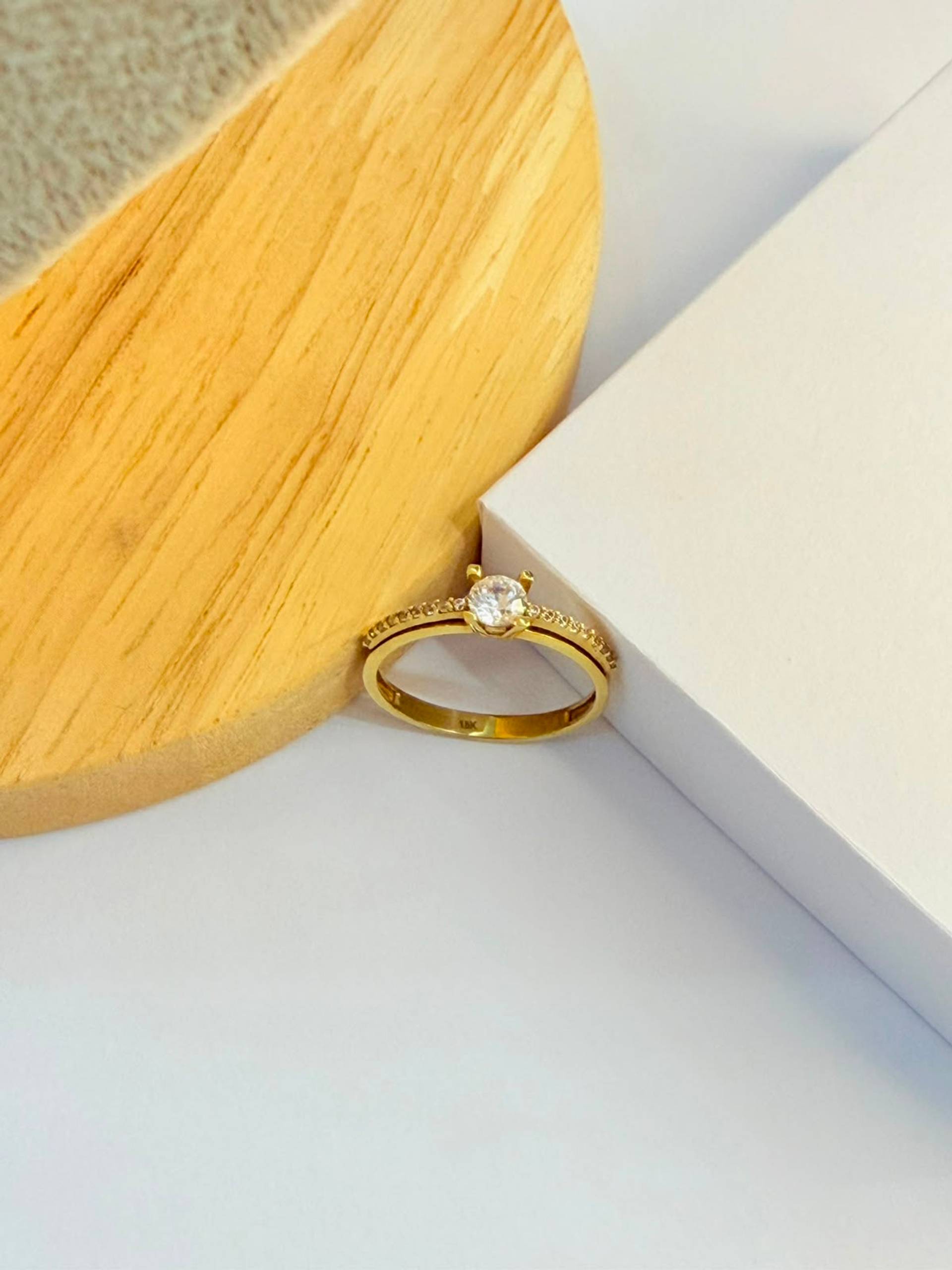 Anillo solitario cruzado de oro 18K