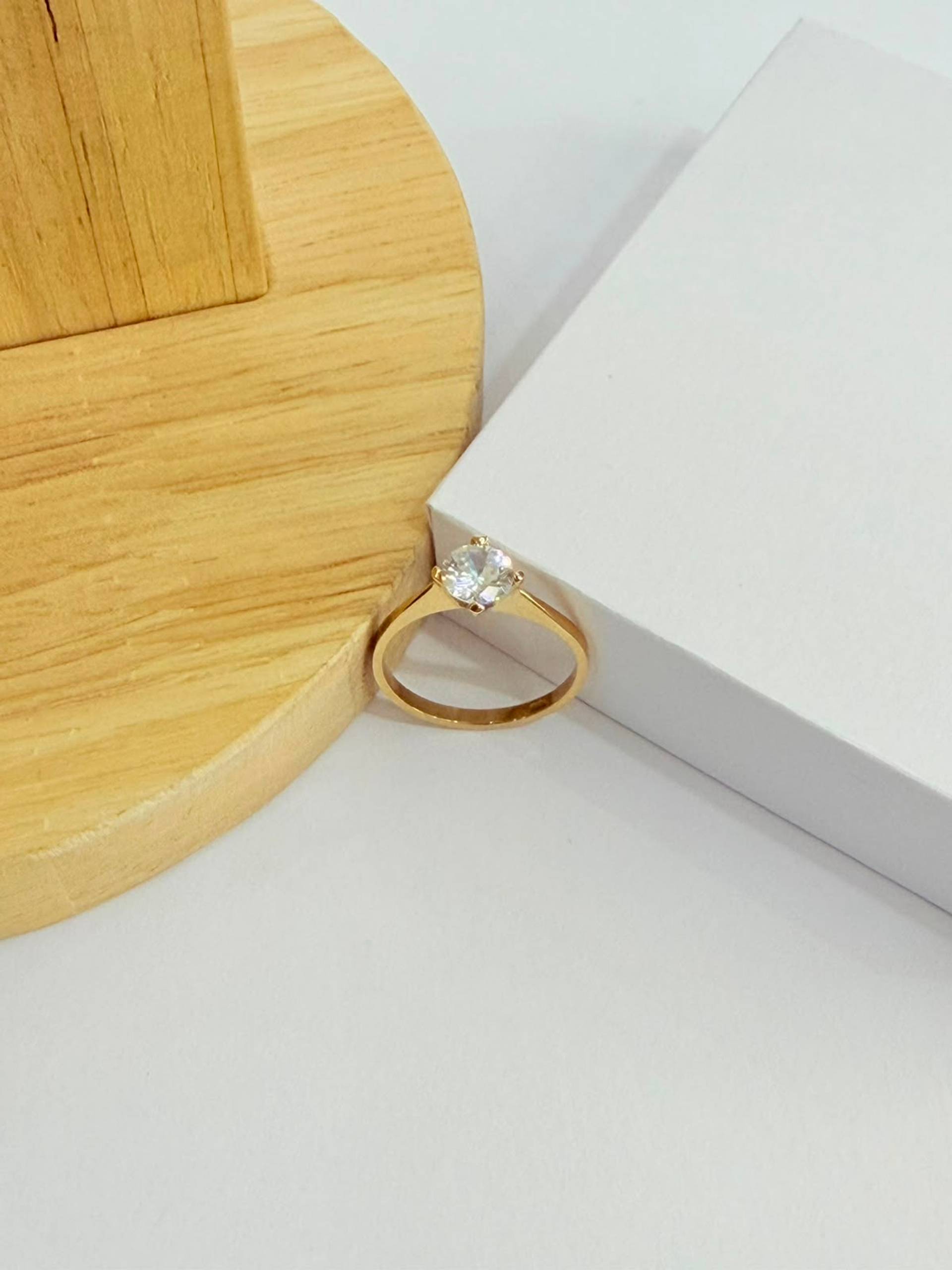Anillo solitario de oro 18K con detalle lateral
