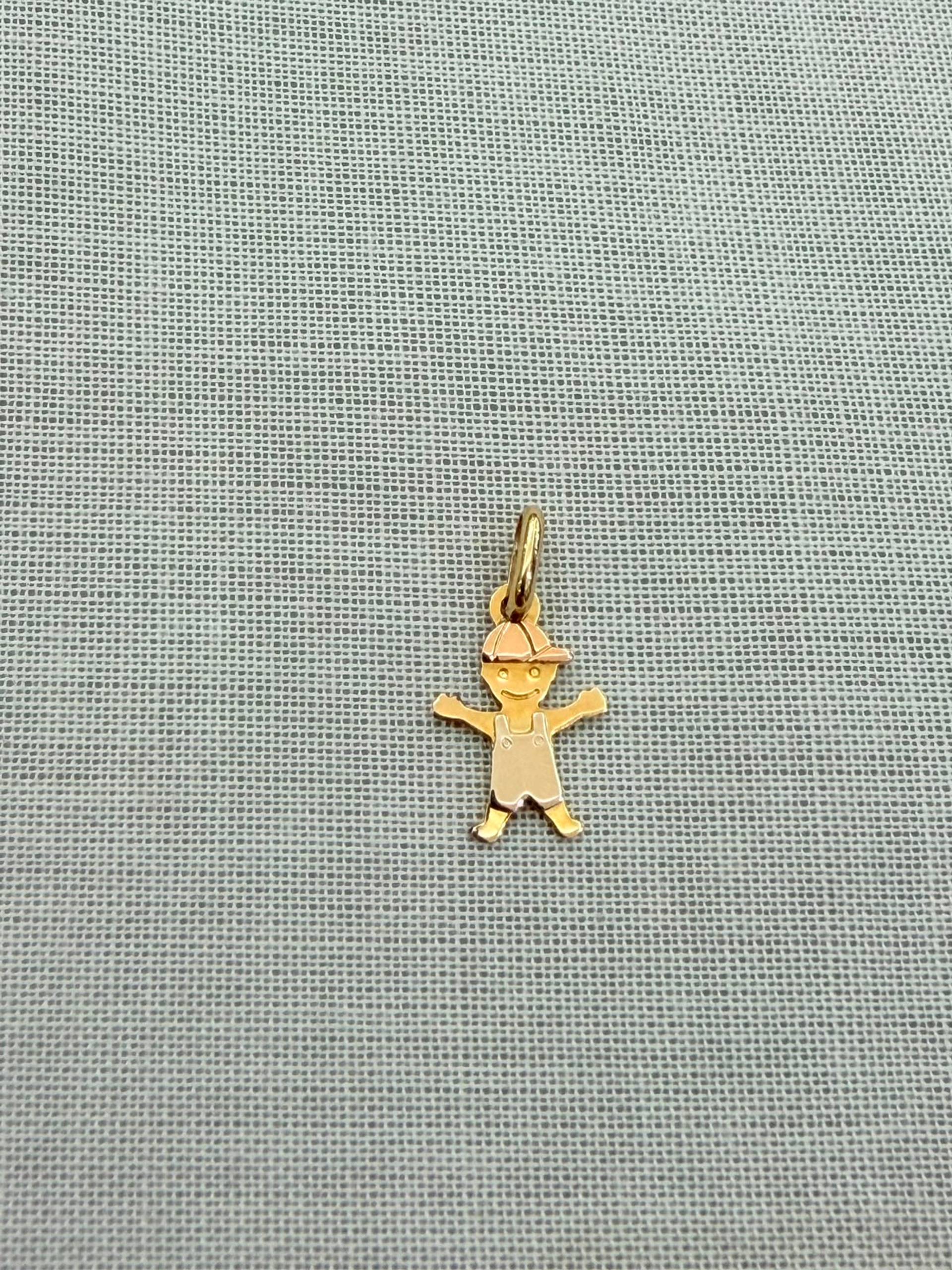Dije Niño con pechera y kepi de Oro 18K