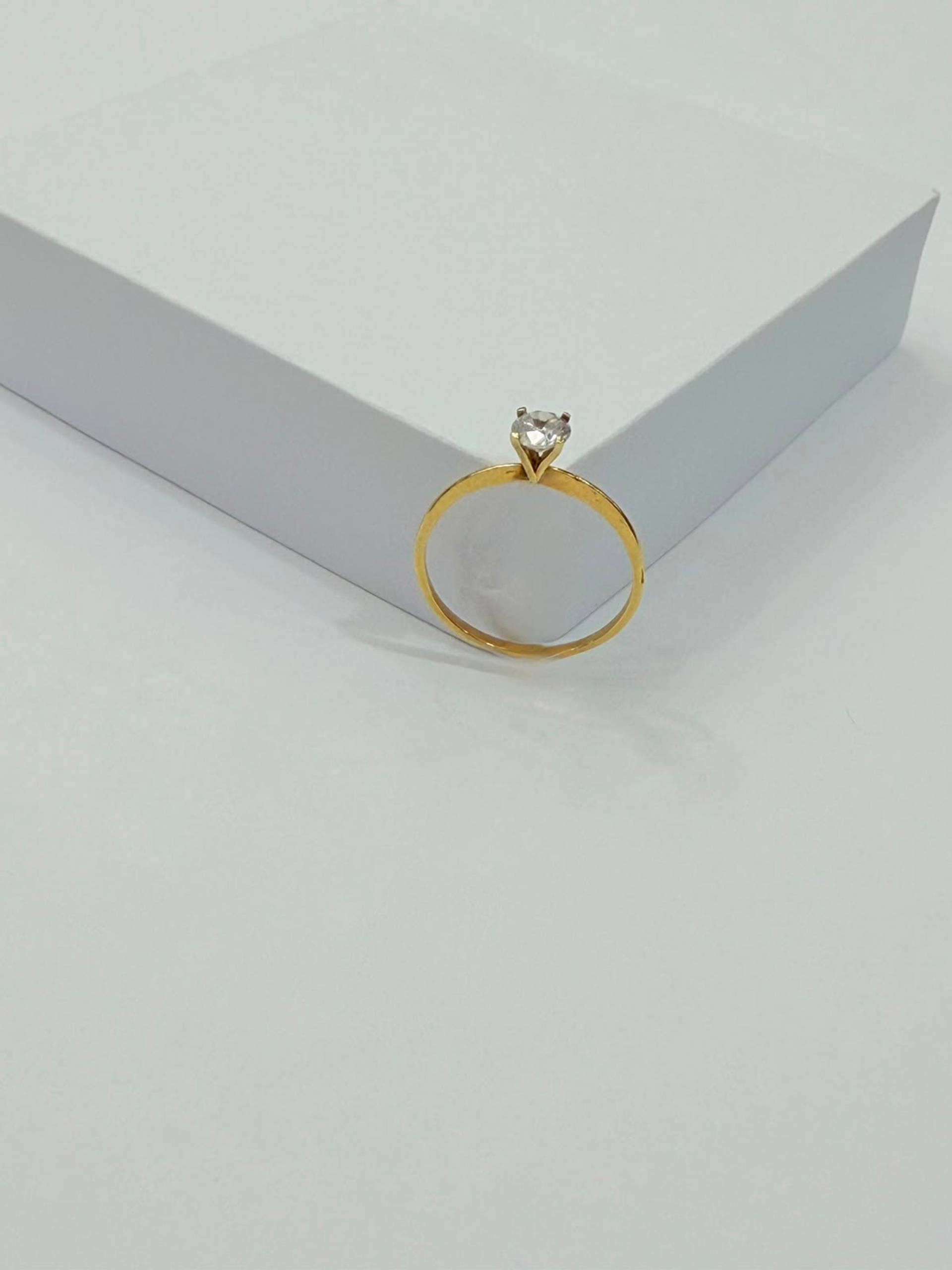 Anillo solitario de oro 18K con engaste de cuatro garras