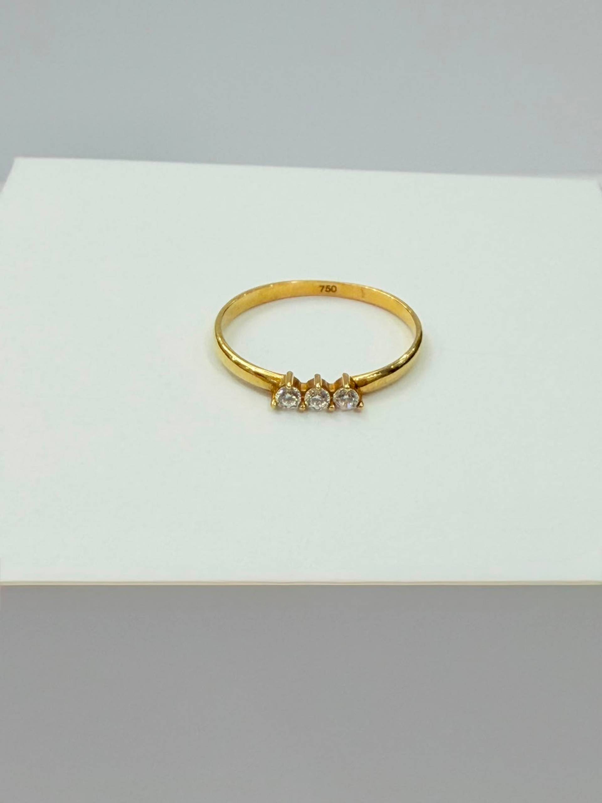 Anillo de oro 18K con tres circonias en línea