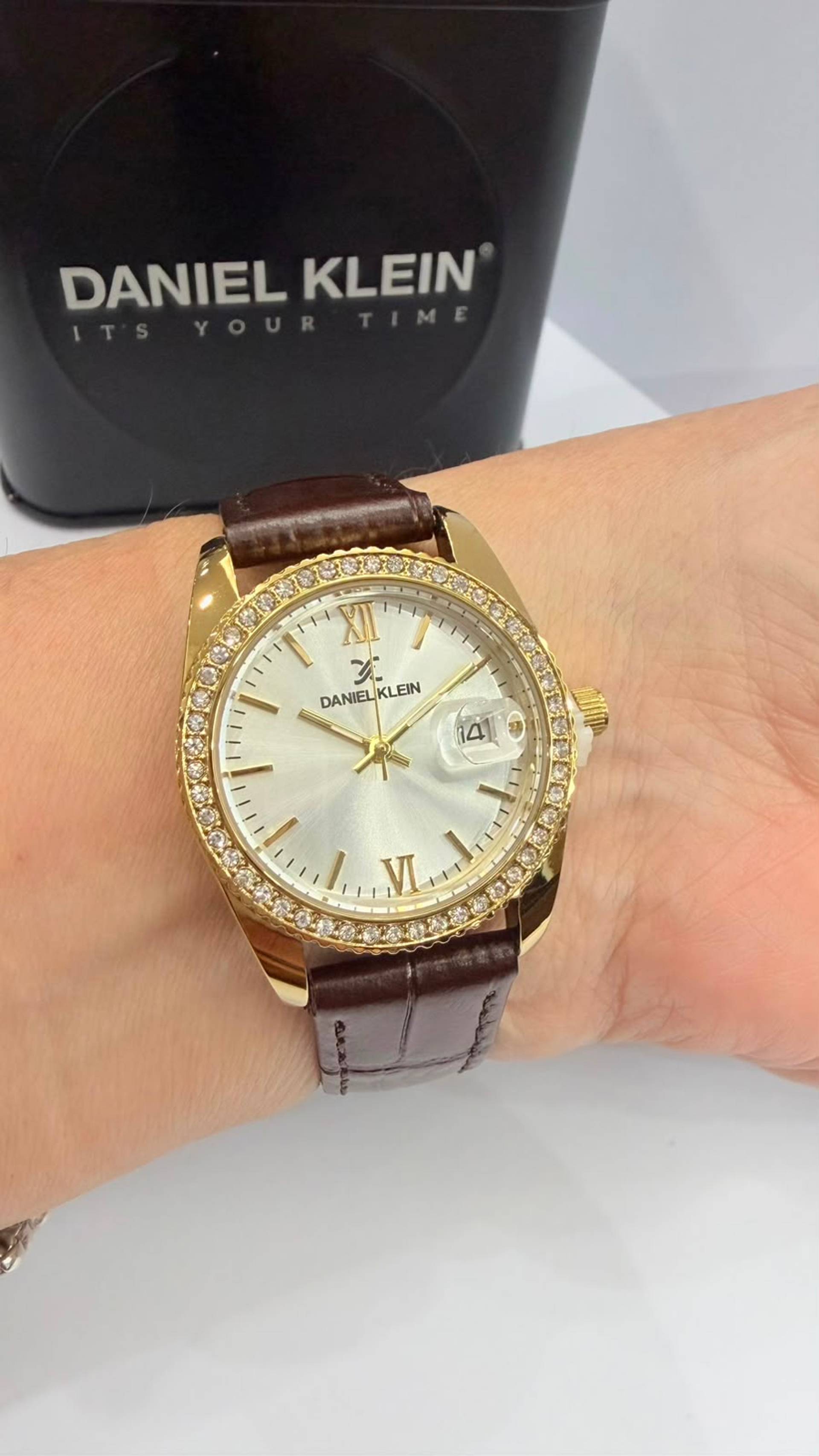 Reloj dama con bísel dorado con cuero