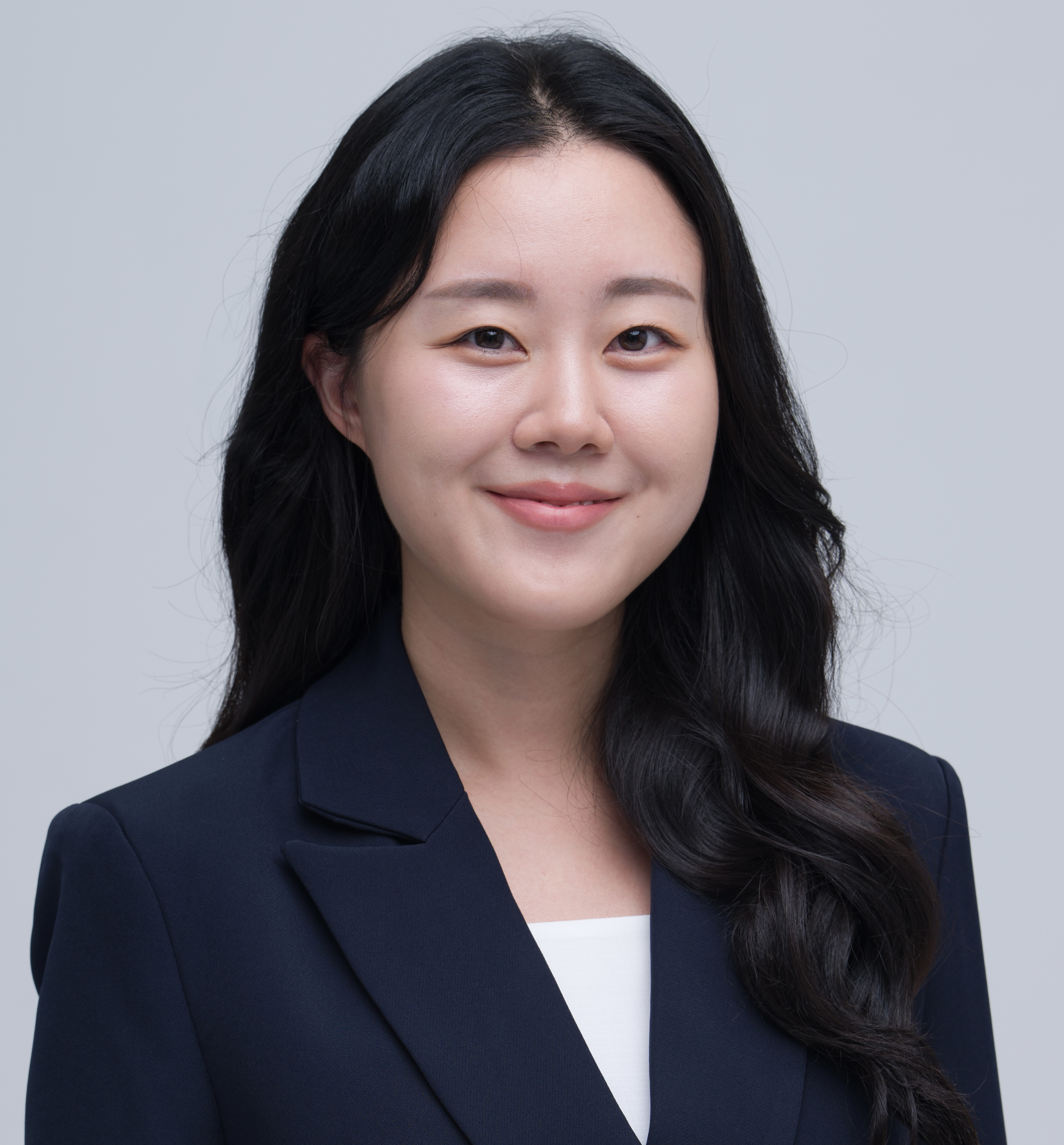 Angelina Oh, Associate