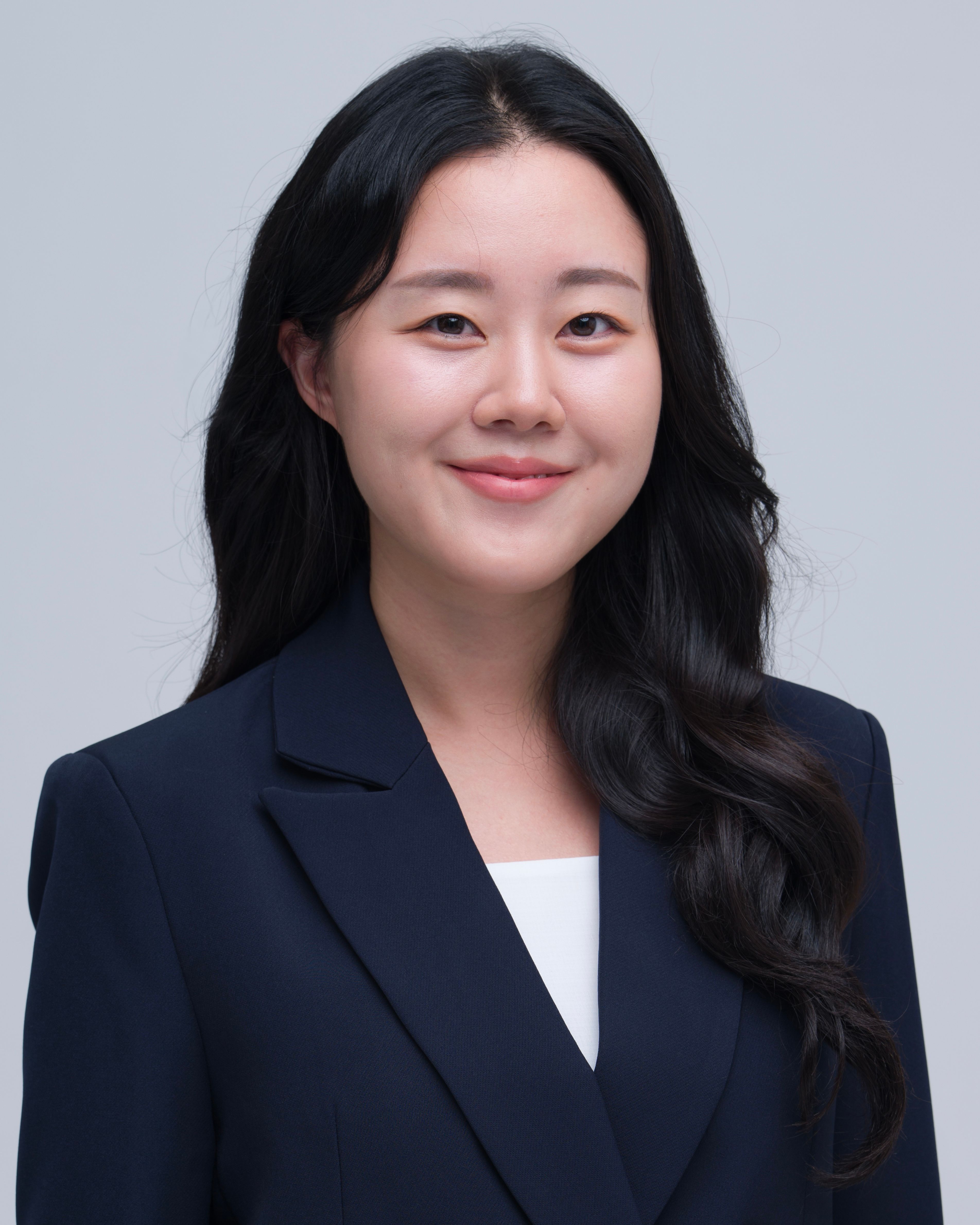 Angelina Oh, Associate