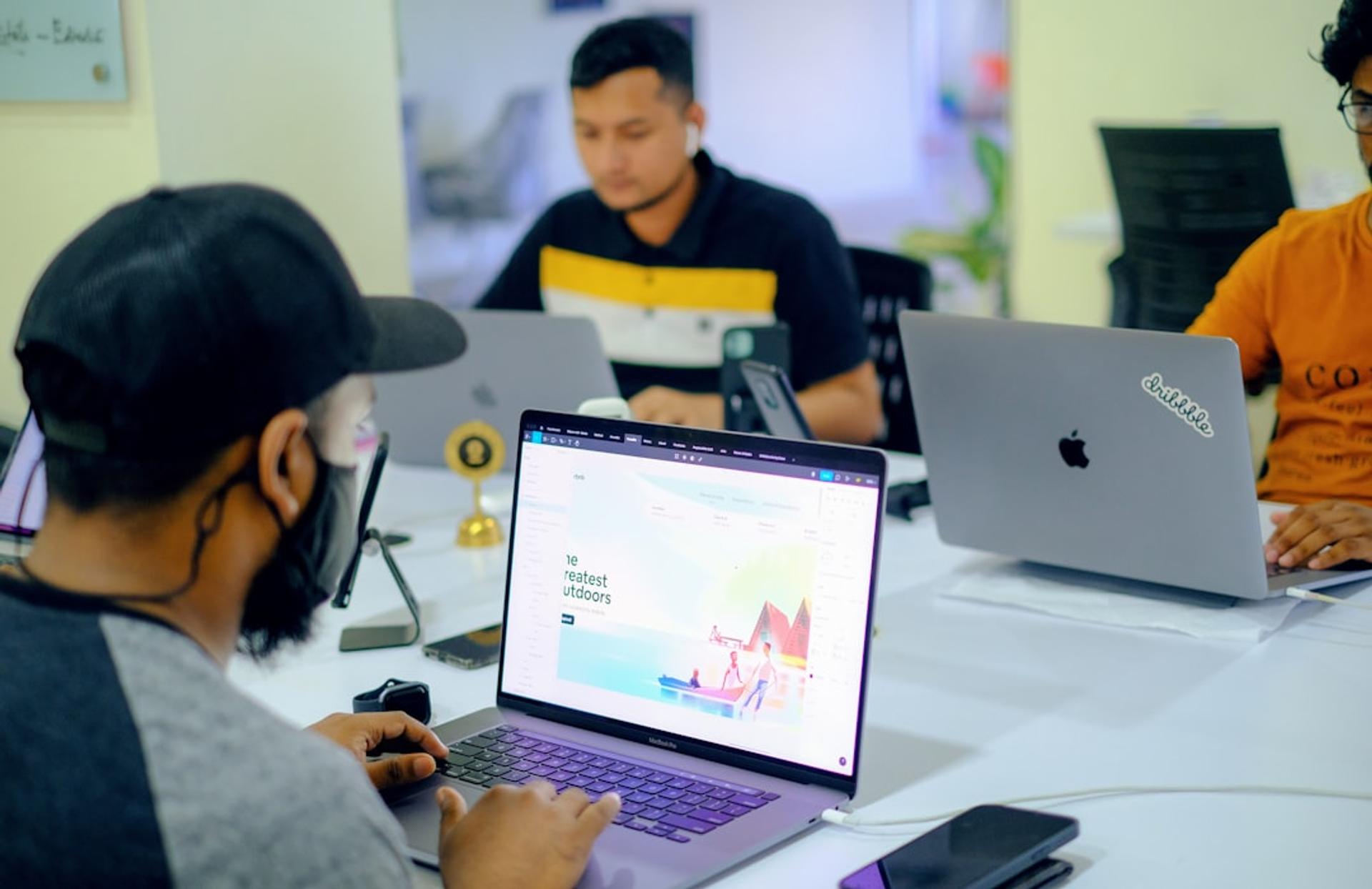Tim digital agency mengerjakan tampilan website bersama