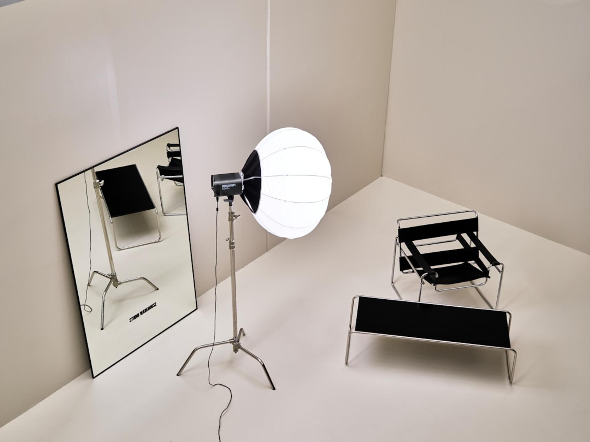 Setup lampu studio untuk sesi foto produk komersial