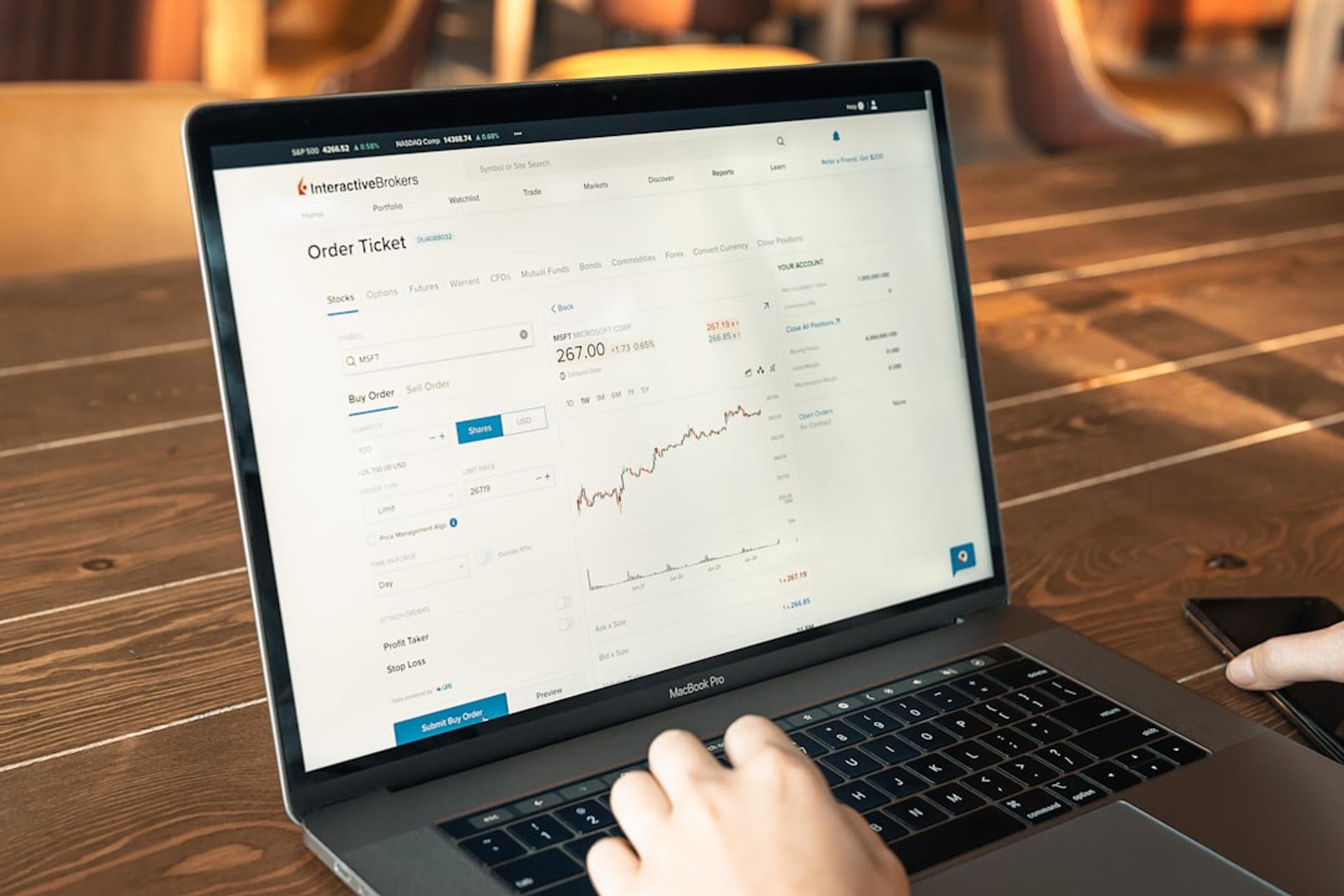 Dashboard analitik SEO menampilkan performa kata kunci website