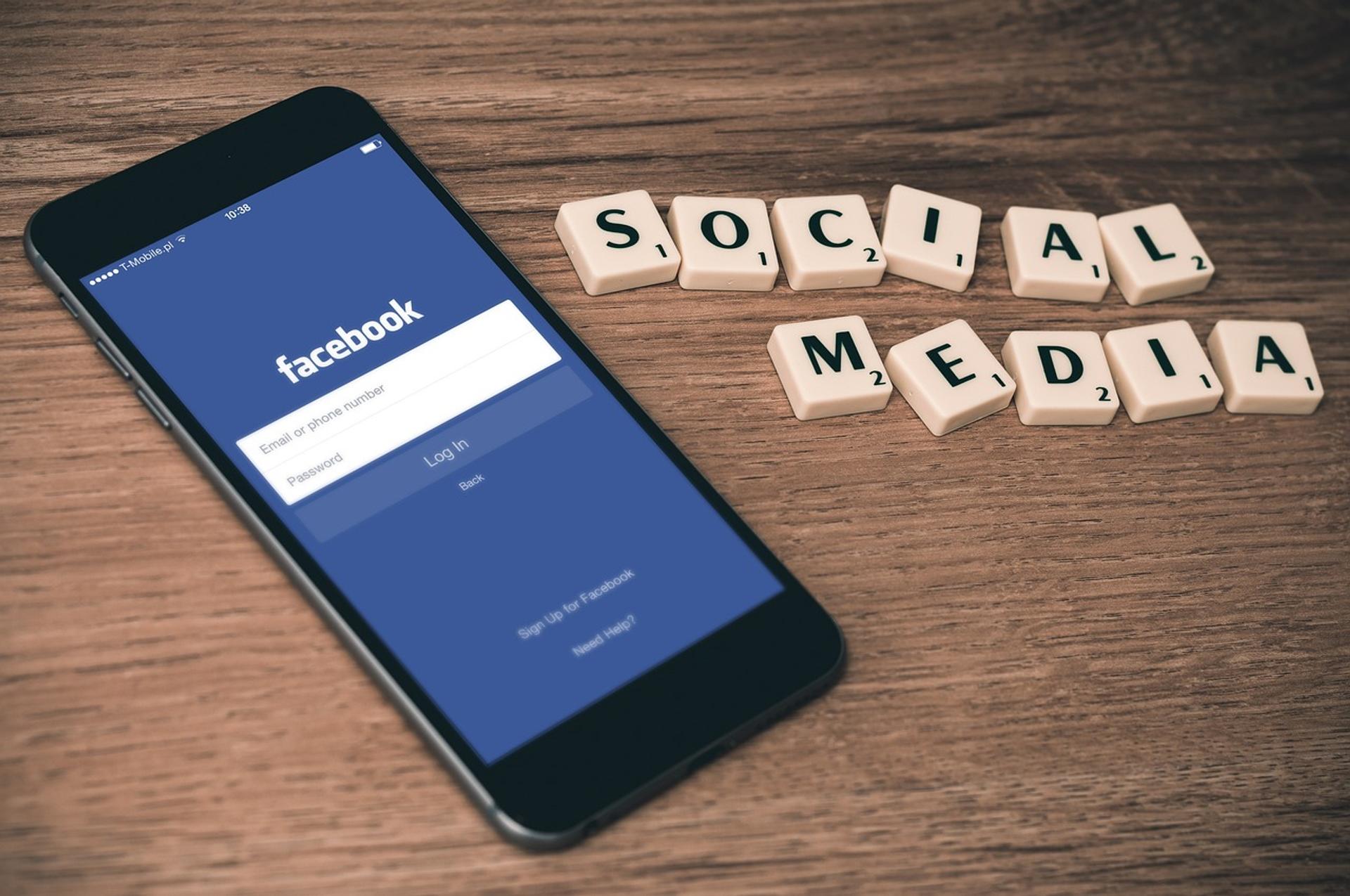 Pengguna smartphone mengakses media sosial dan konten digital
