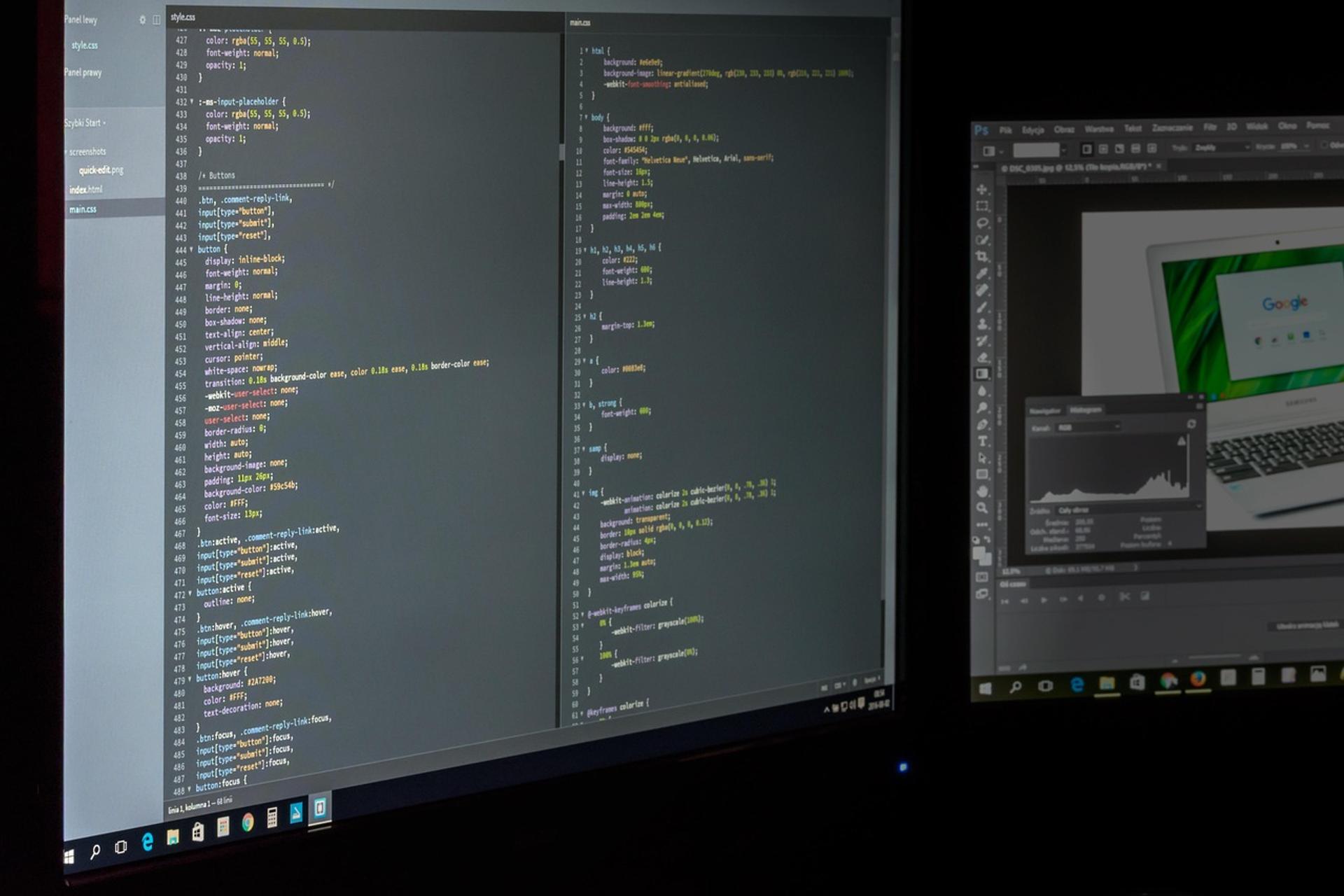 Desainer motion graphic mengerjakan animasi di studio