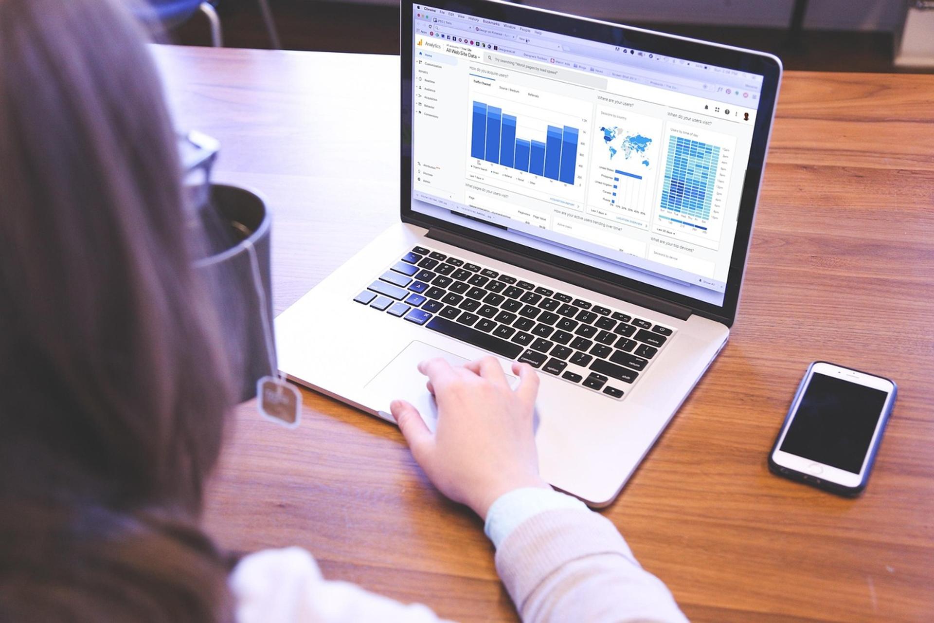 Perbandingan enam tools cek backlink gratis dan berbayar di layar laptop