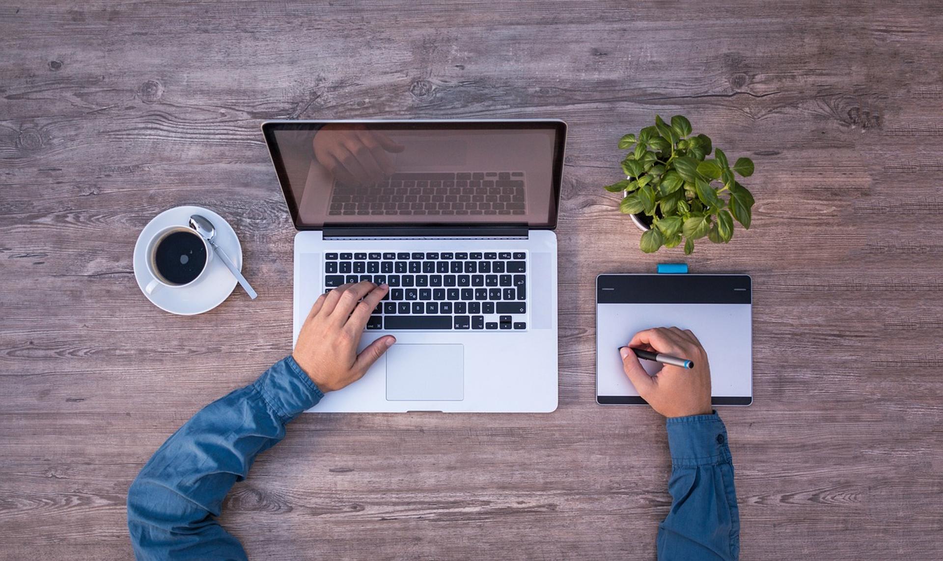 Tim kreatif agensi motion graphic bekerja bersama di studio desain