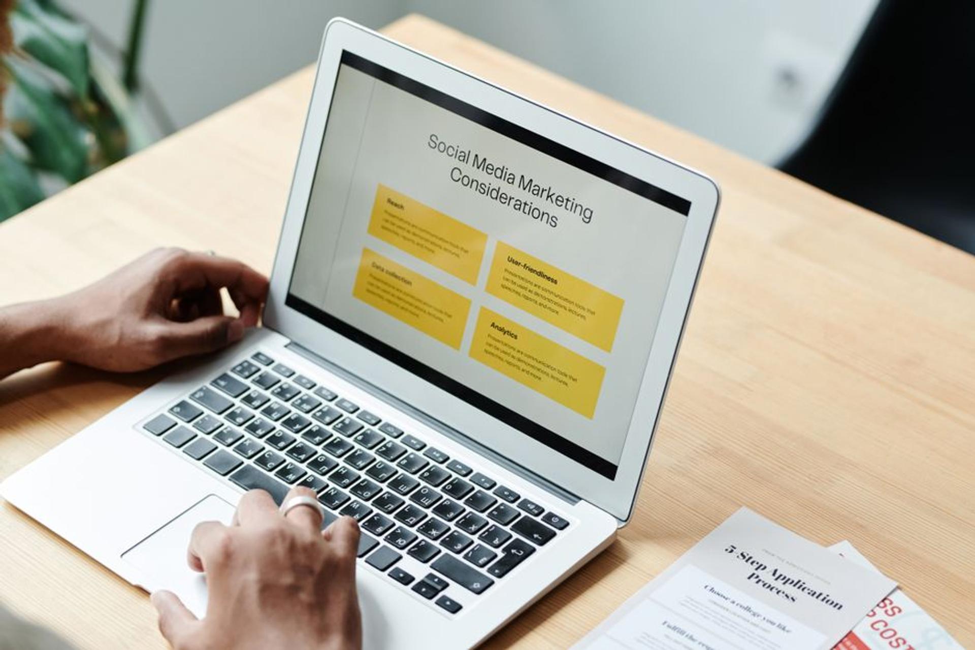 Evaluation checklist for choosing a B2B social media marketing agency