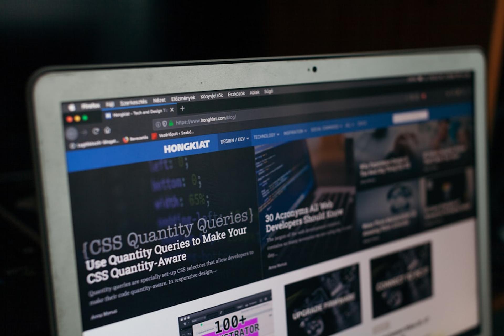 Comparison of freelancer, in-house, and agency website maintenance models by continuity and cost