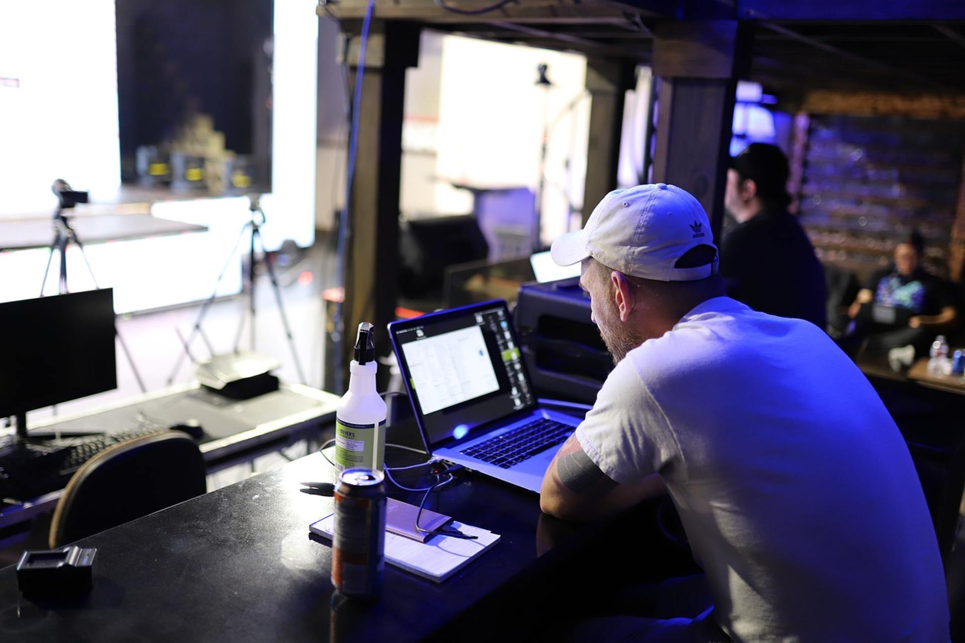Proses editing video pendek untuk konten sosial media brand