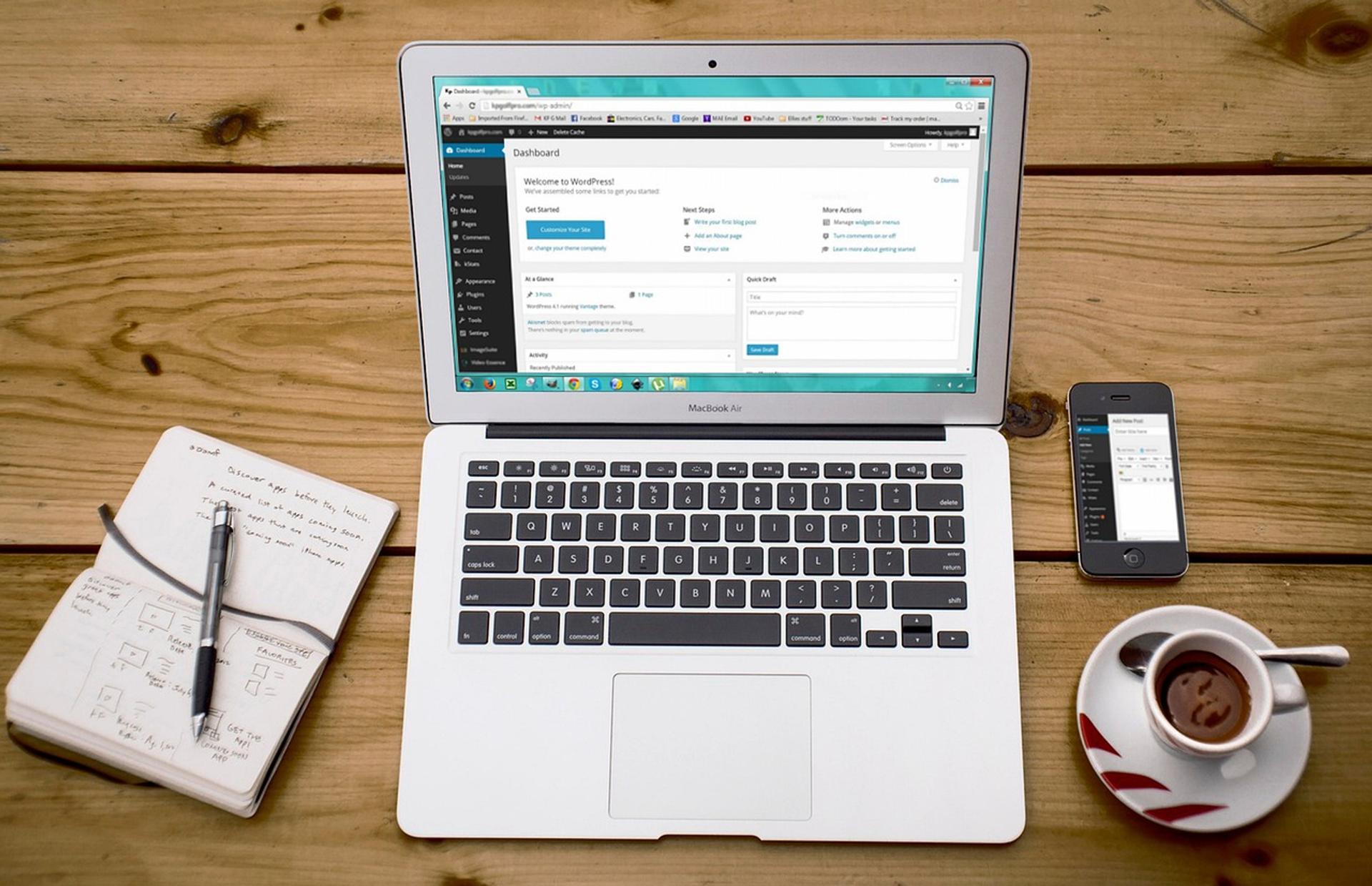 Tim digital agency mengerjakan website launching brand premium di studio Tangerang