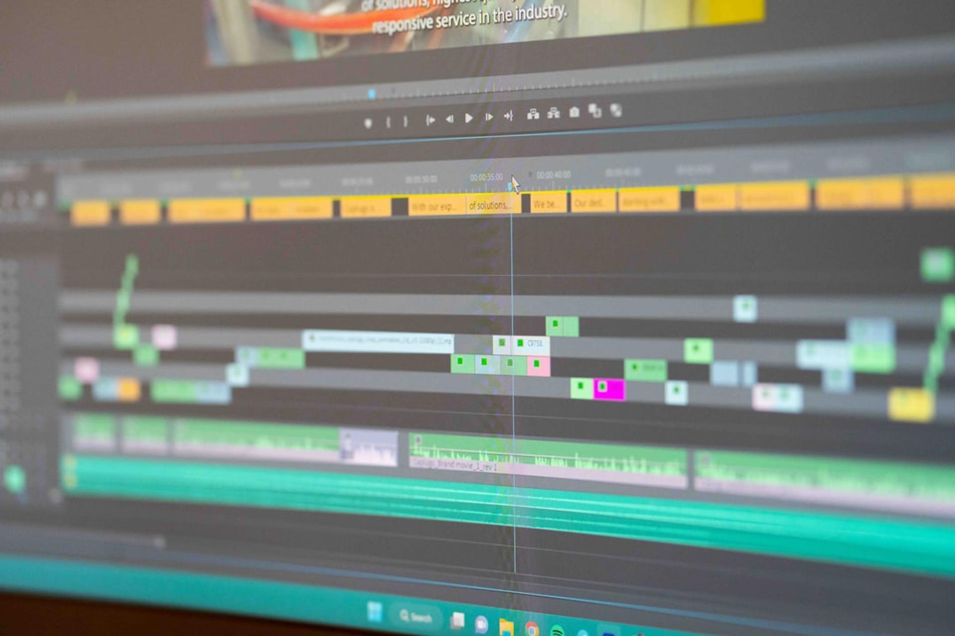 Perbandingan freelancer dan agency motion graphic