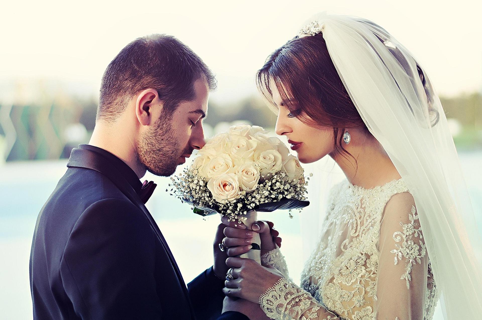 Fotografer wedding mendokumentasikan momen pernikahan yang tak terlupakan