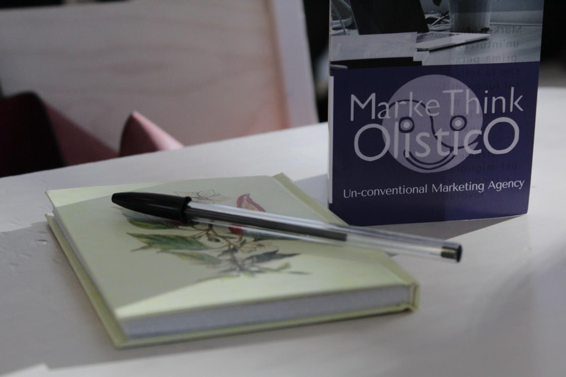 Diskusi strategy meeting antara tim marketing brand premium dan agency SEO