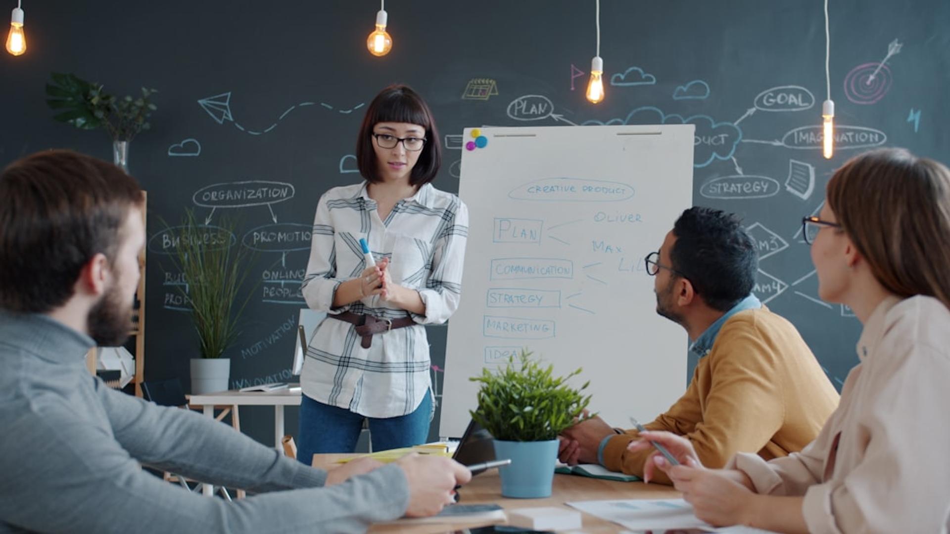 Diskusi pricing dan scope project antara client tim marketing dengan project manager Sagara