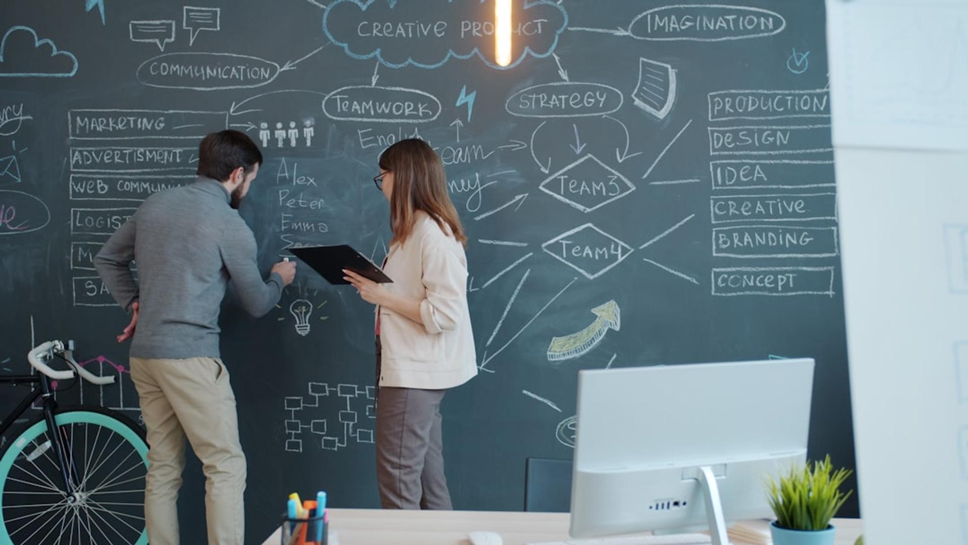 Tim digital marketing berdiskusi strategi SEO website