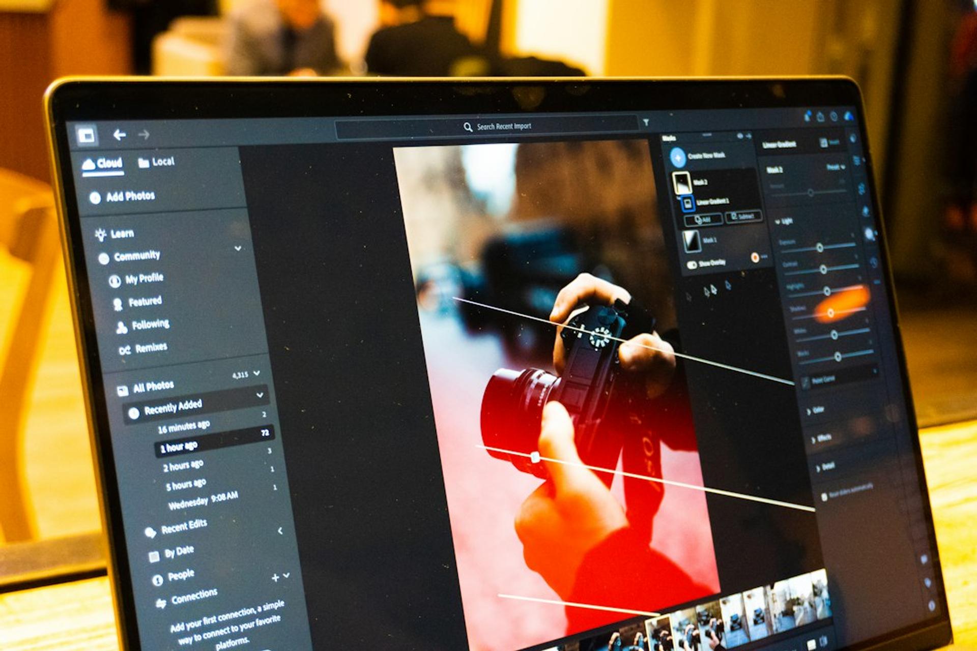 Tim marketing memilih aplikasi editing sesuai kebutuhan brand
