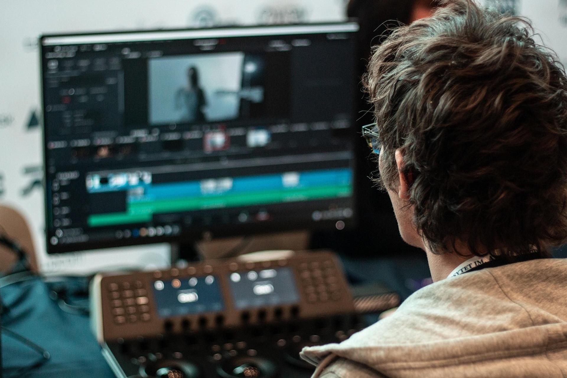 Tim produksi video brand sedang bekerja di studio
