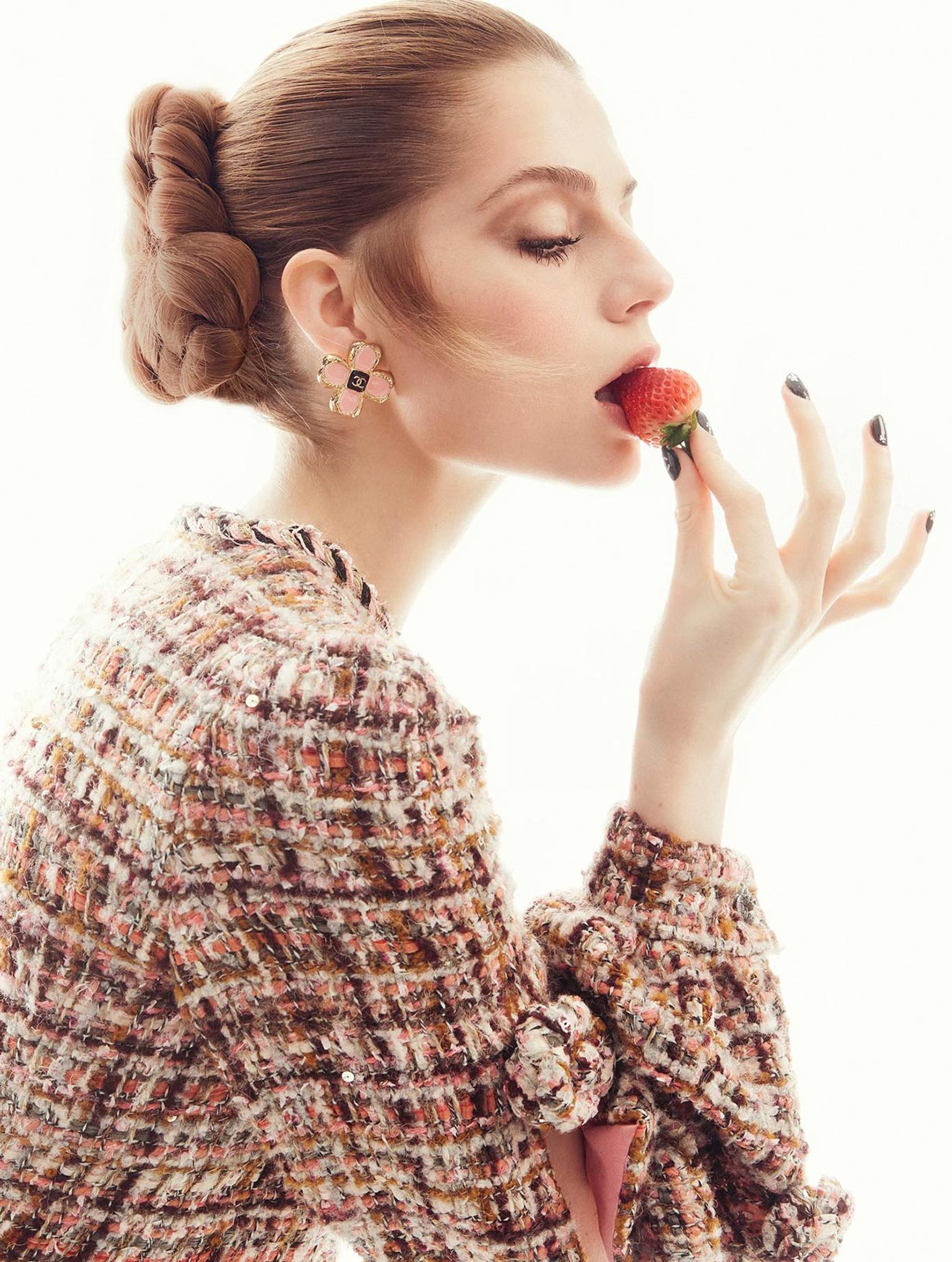 2023-11_YSA_HARPERSBAZAARGR_02.jpg