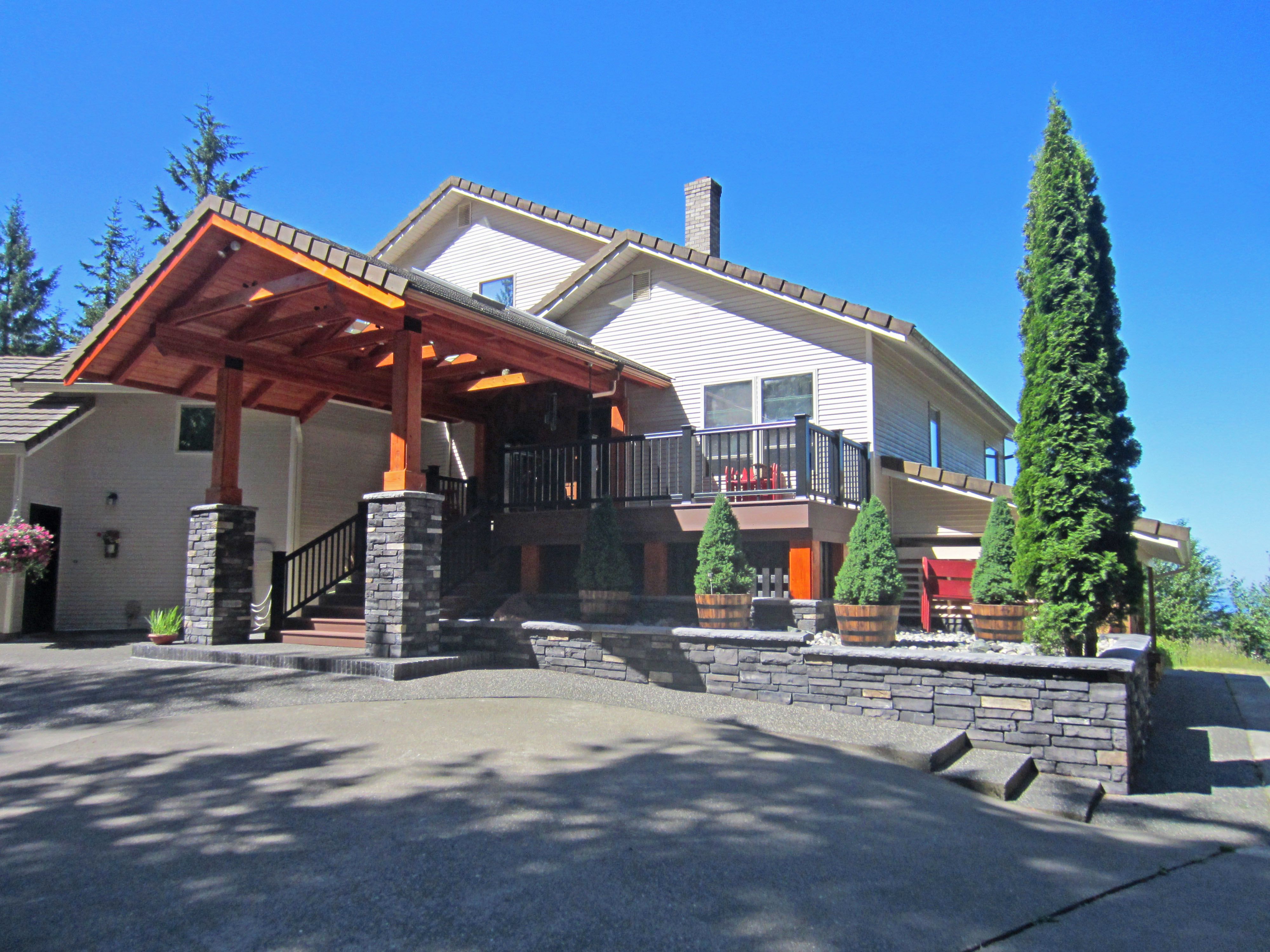 Lake Whatcom Residence, Covered Deck and Pore Coch'ere