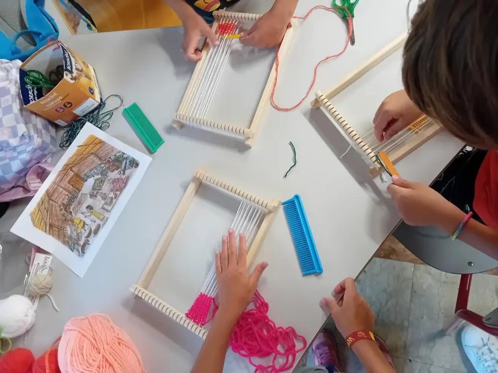 Laboratorio di tessitura al piccolo telaio