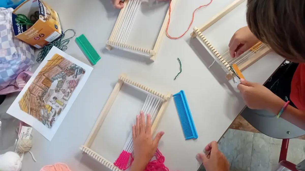 Laboratorio di tessitura al piccolo telaio