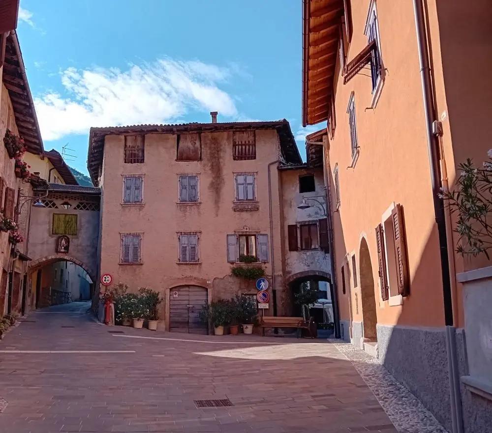 Piazzetta e vicoli di Brusino