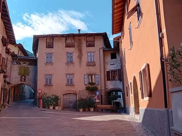 Piazzetta e vicoli di Brusino