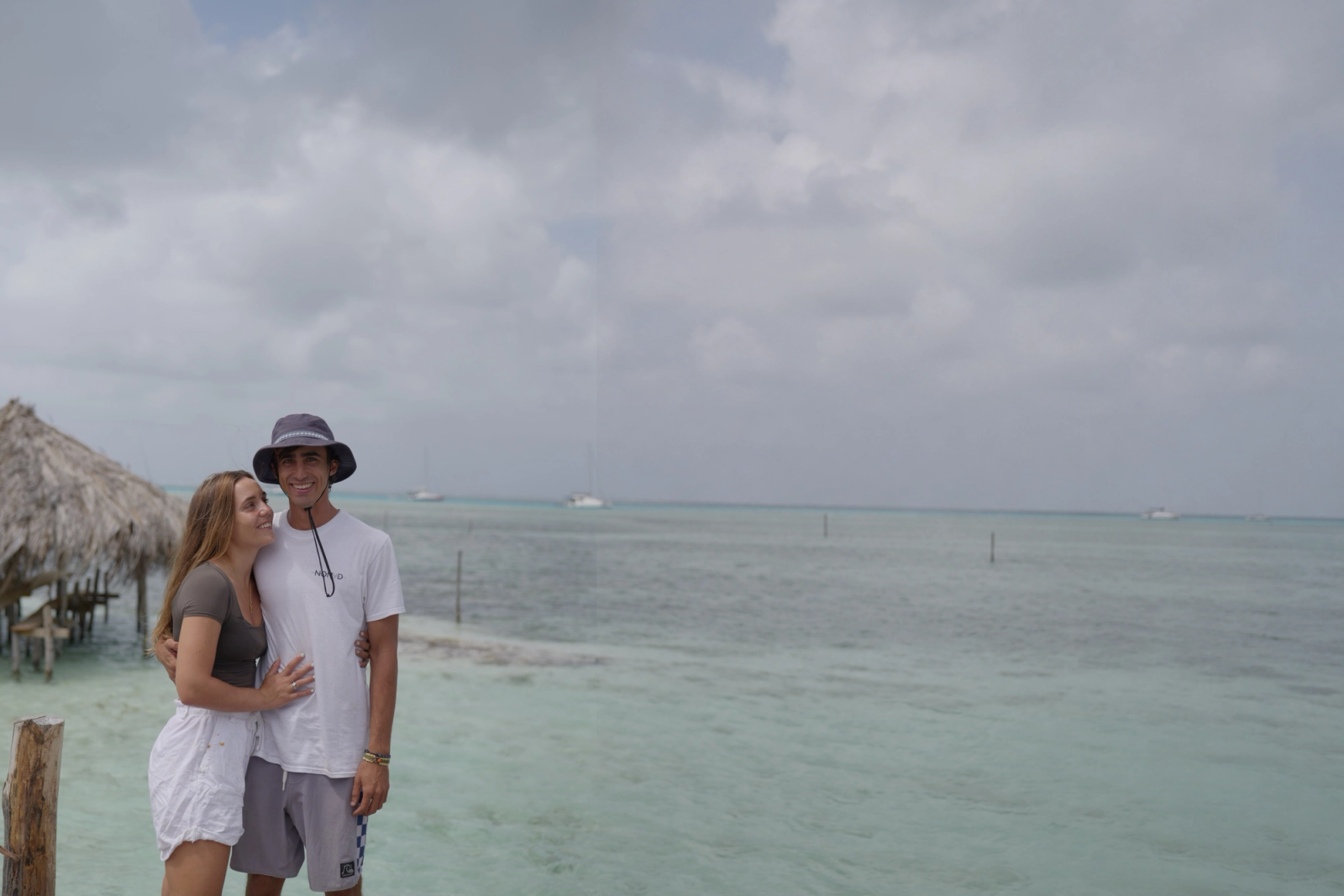 Alvaro y Celia de Nomadas del Mar con San Blas de fondo