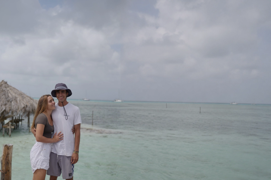Alvaro y Celia de Nomadas del Mar con San Blas de fondo