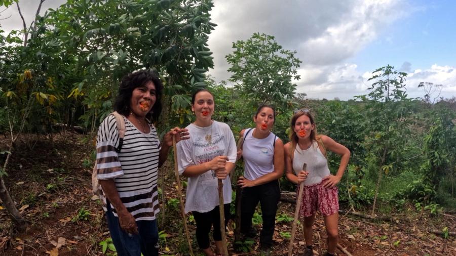 Grupo posando con la guía Lisa en la selva