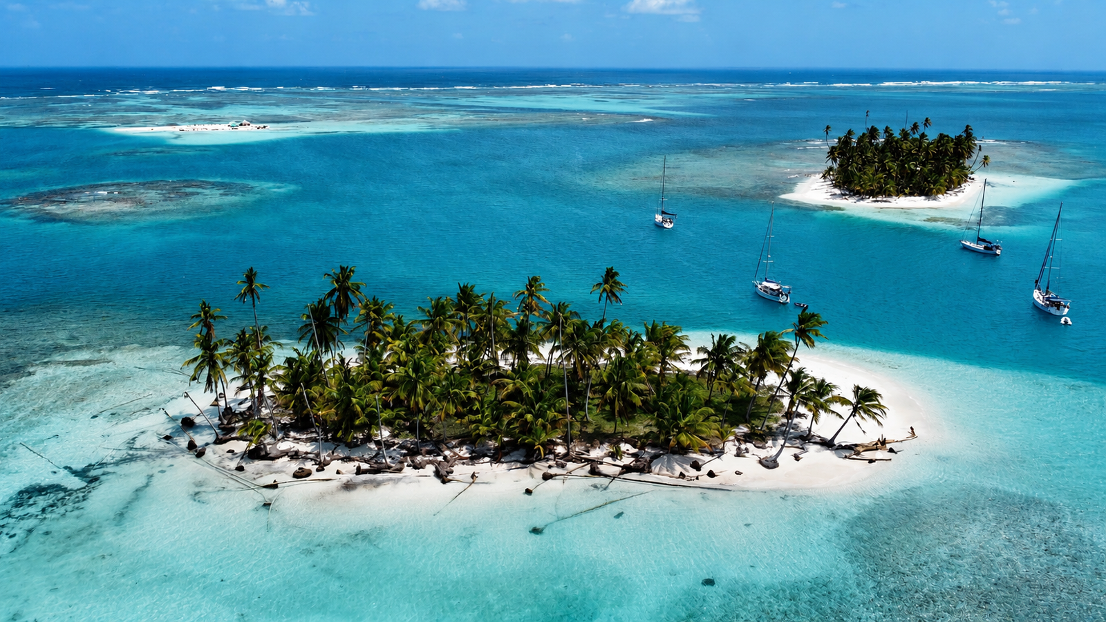 Barcos entre dos de las islas de Coco Bandero, de San Blas