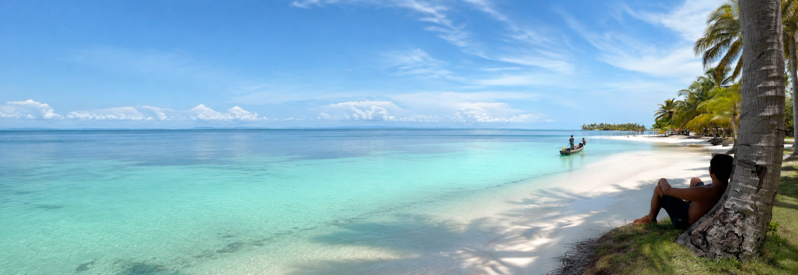Guna contemplando el horizonte, en la isla de Cambombia, San Blas