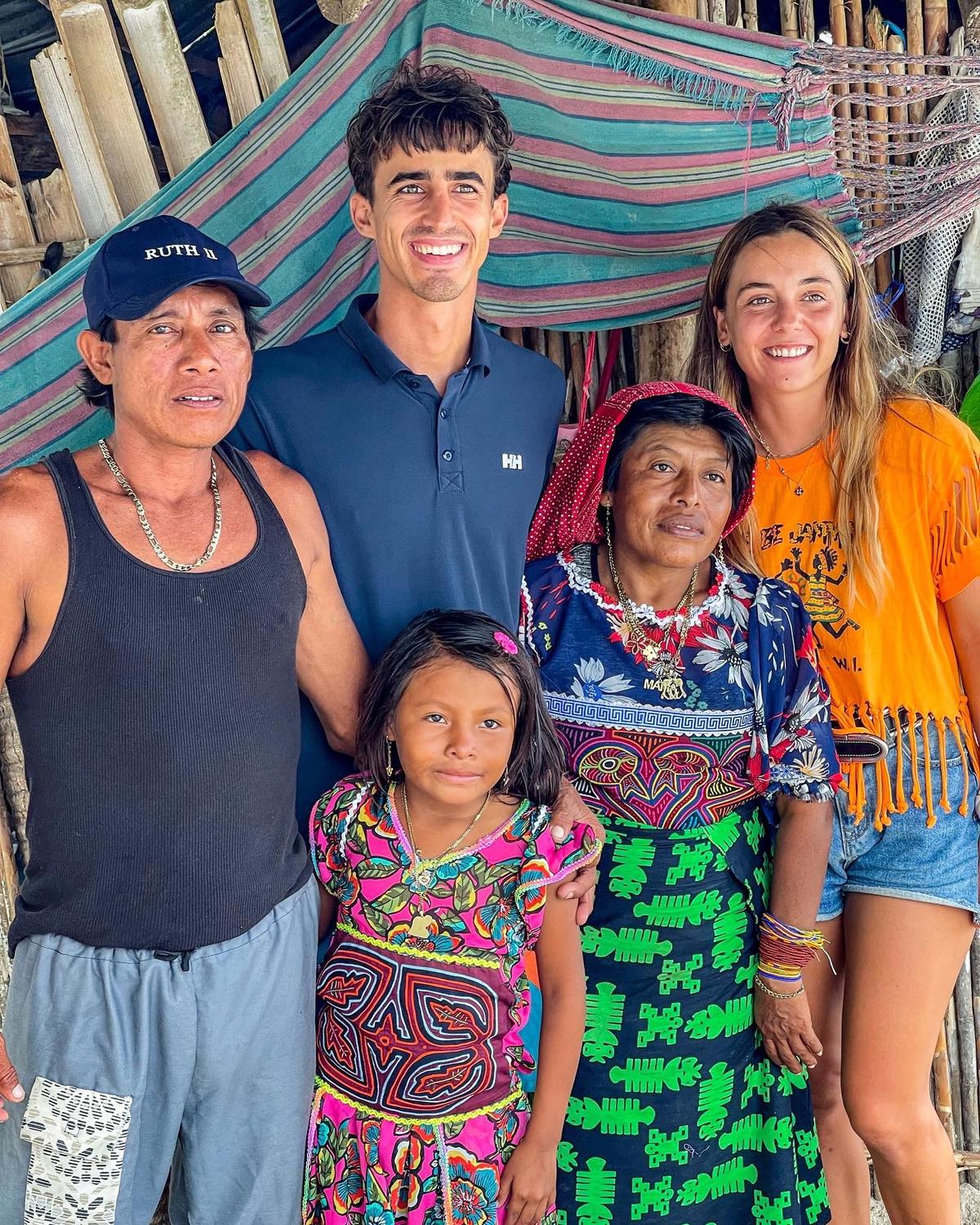 Alvaro y Celia con una familia Guna