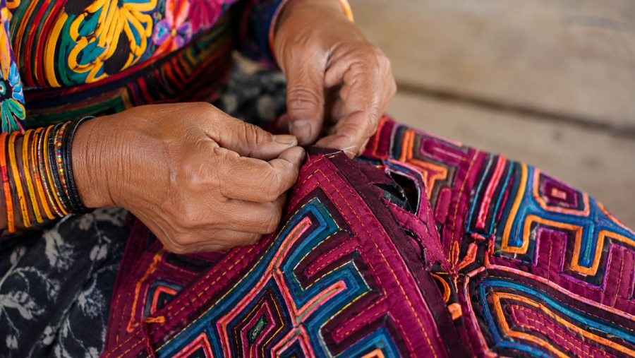 Artesana Guna cosiendo una mola tradicional