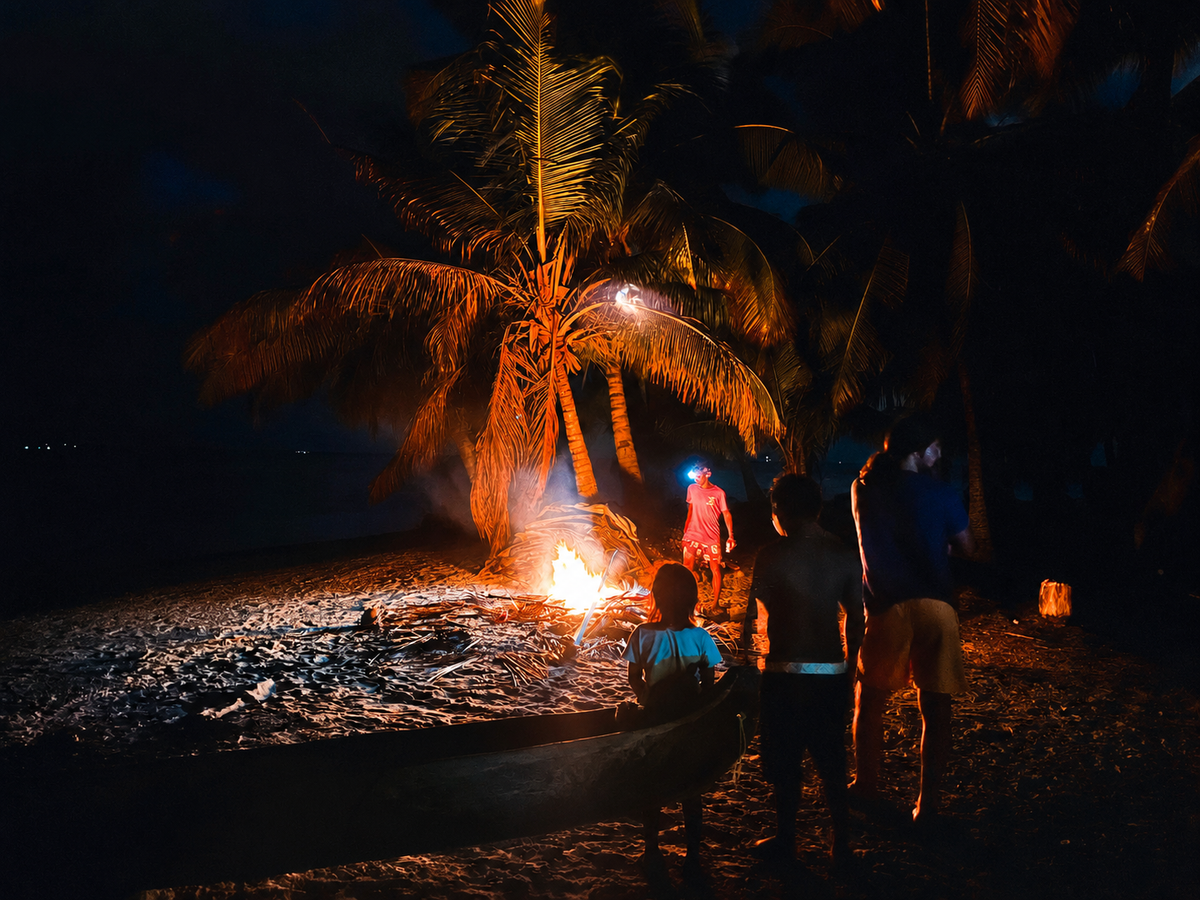 Hoguera en la noche en Salardup, San Blas