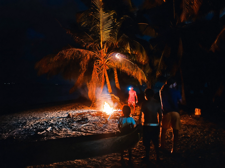 Hoguera en la noche en Salardup, San Blas