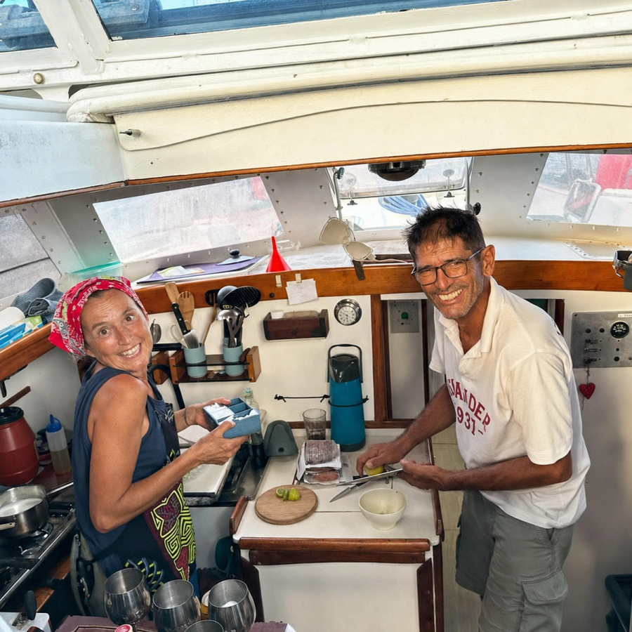 Montse y Hernando cocinando