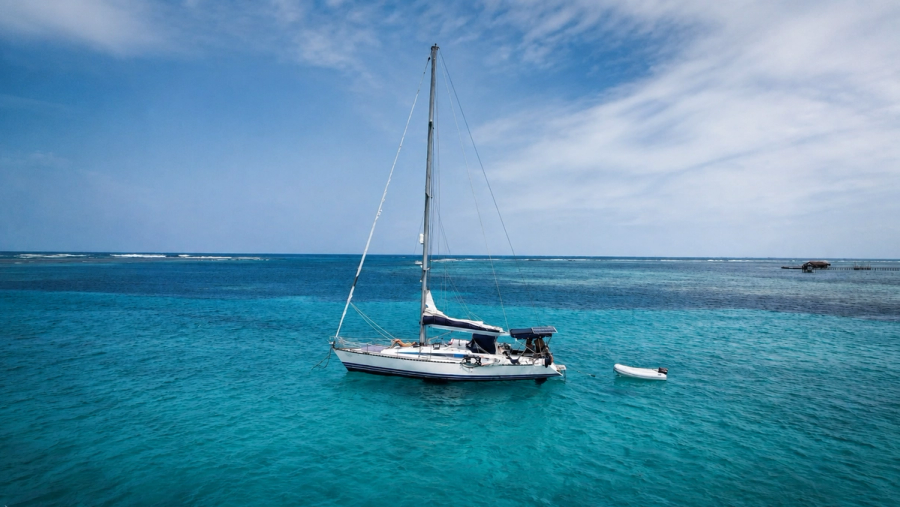 velero heritage en aguas cristalinas