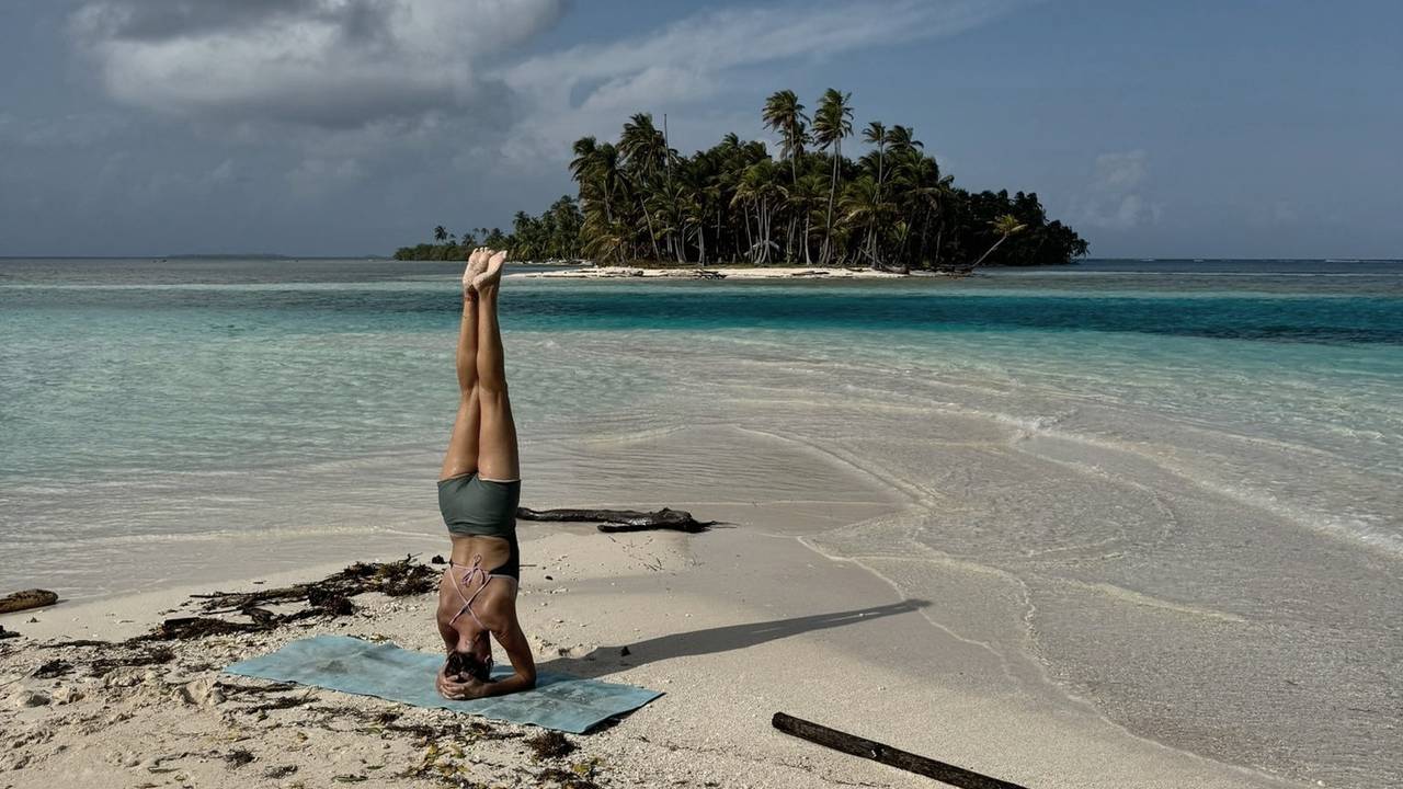 Sesión de yoga frente al mar en una isla de San Blas