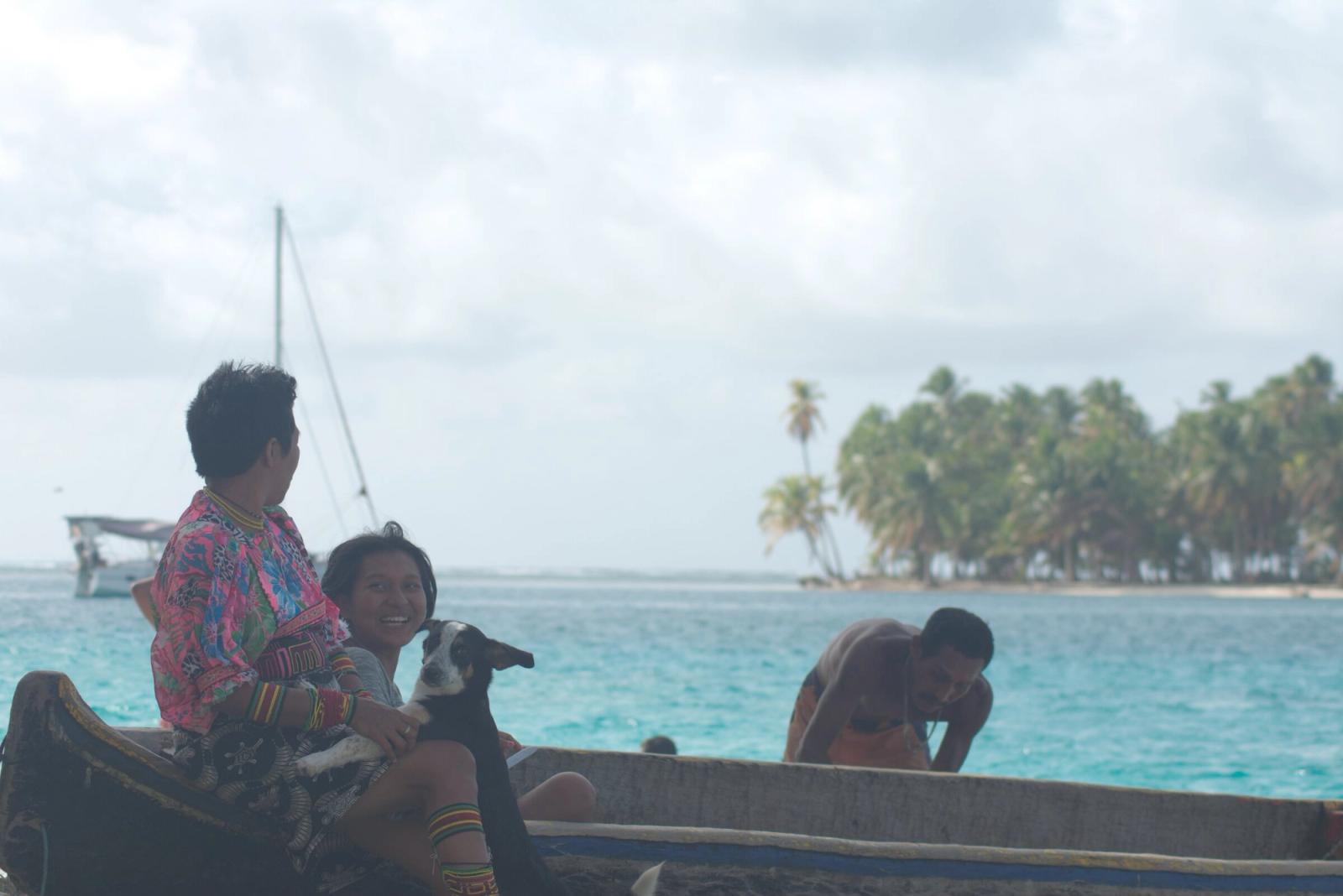 Familia Guna en Ulu (Canoa)