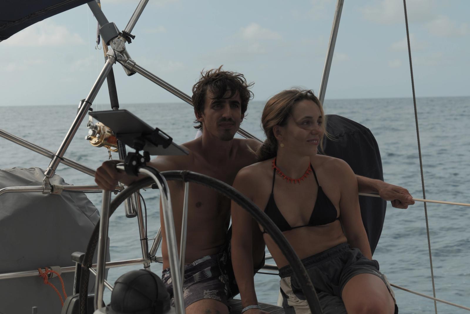 Álvaro y Celia navegando al timón