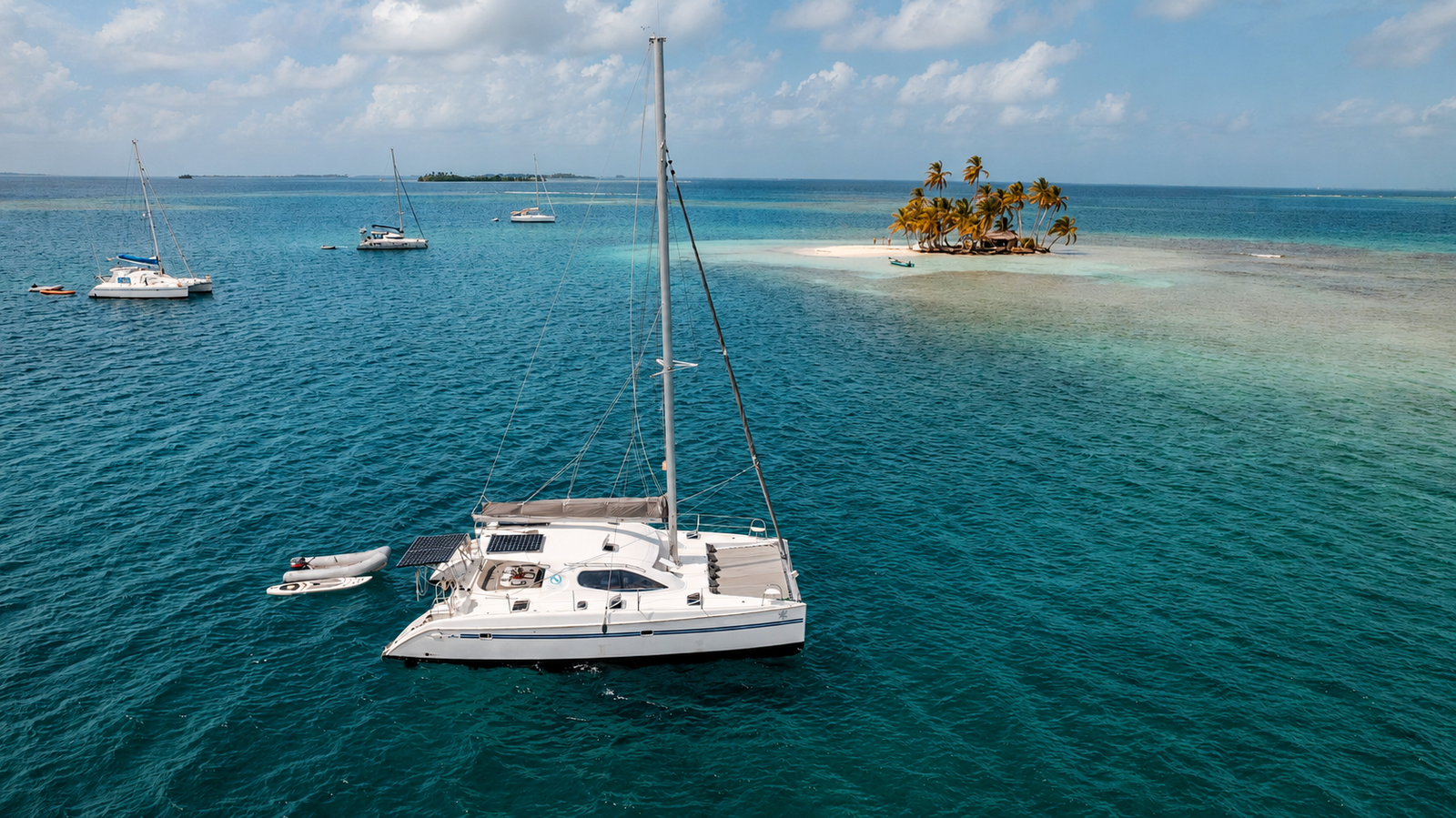 Kaya fondeado con isla de San Blas detrás
