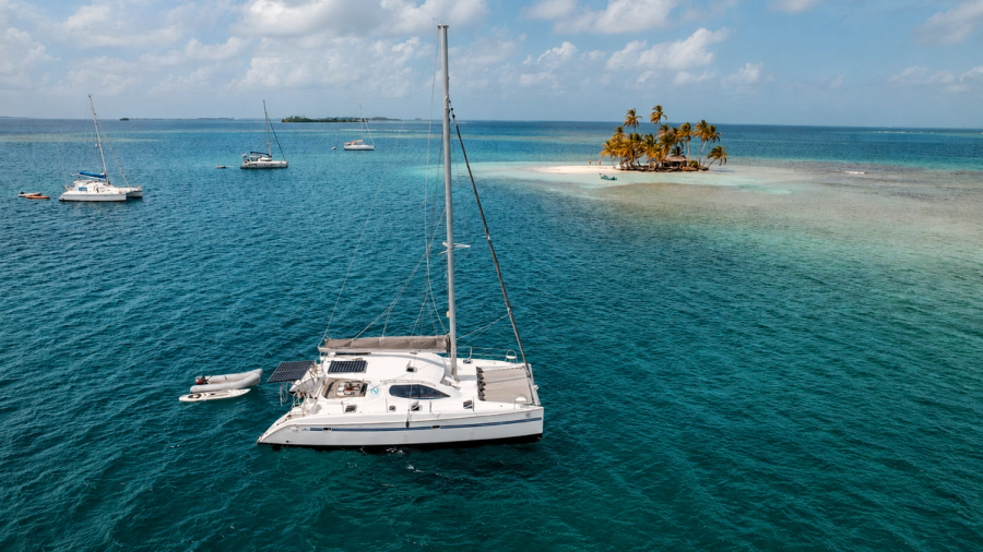 Kaya fondeado con isla de San Blas detrás