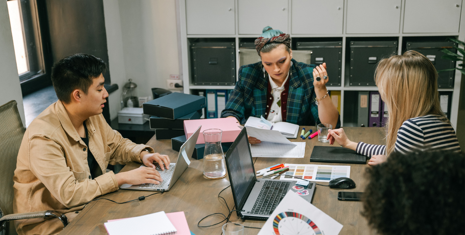 Fördervereinsmitglieder an einem Tisch mit Laptops